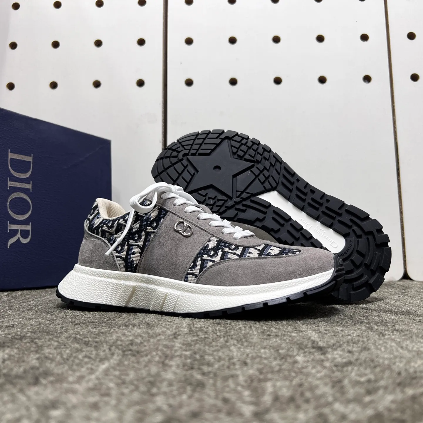 Factory price: 438💰【DIAo·Dior】Original quality.~ Unique modern style sneakers. 🏃A must-have casual shoe for trendy men😍😍 Original brand imported from Italy, imported original leather, sheep lining (refuses to discolor and grind feet) Sole: Original sole provided by the original factory, French lazy style design ⚠️Fit to the feet, original quality, super comfortable original sole. It’s like shooting the real thing 🎬The real thing is better, high-quality sneakers, size: 38-44, custom-made 45